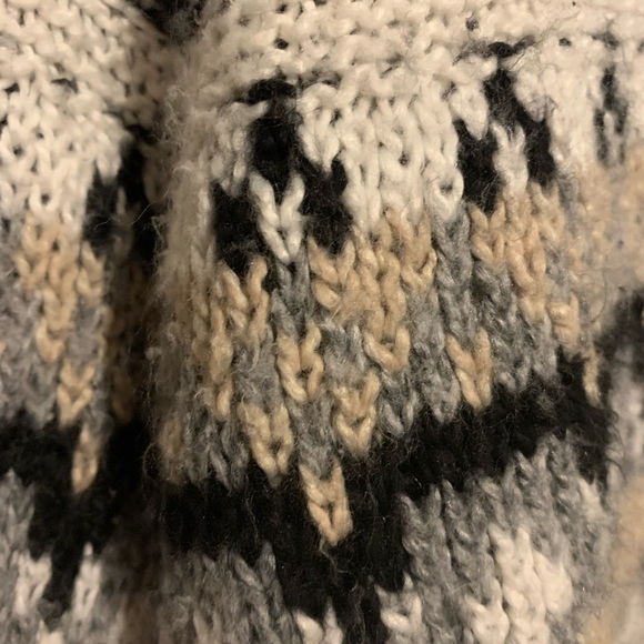 Oversized knitted wool cardigan. - Picture 3 of 3